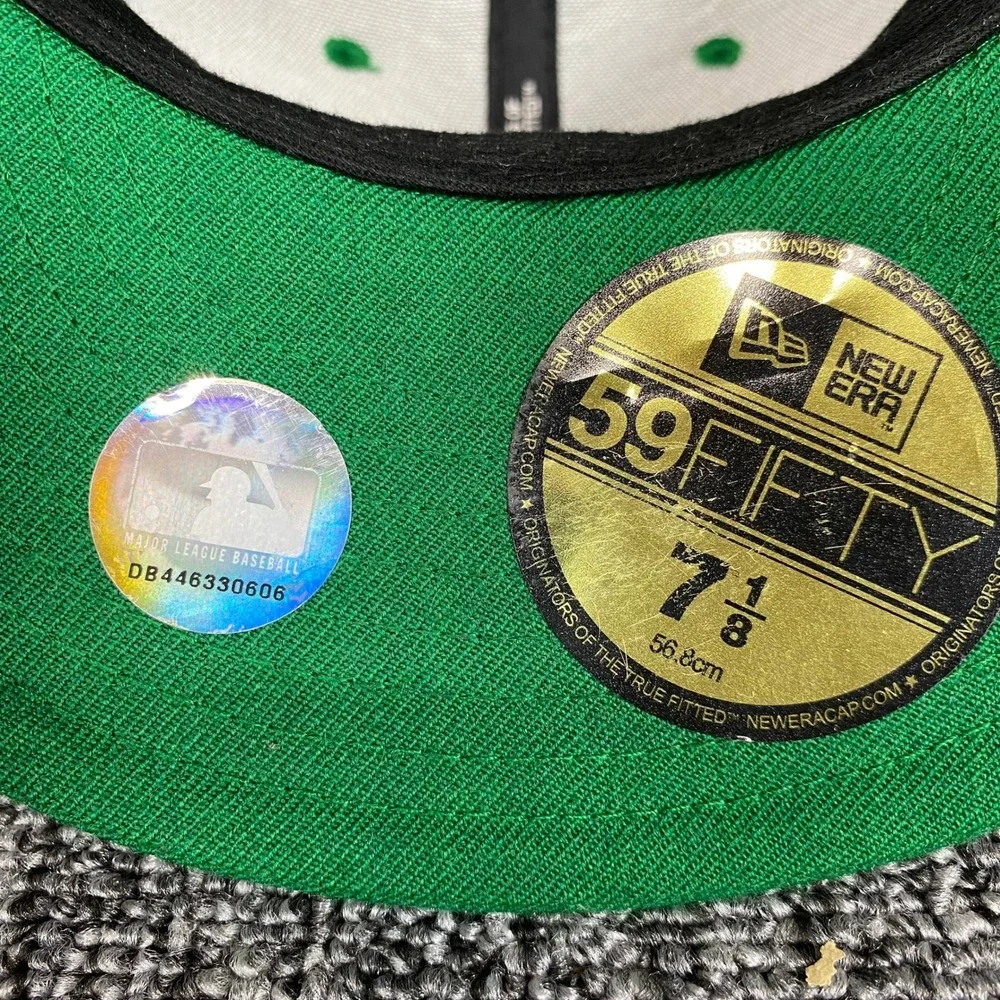 New Era 59FIFTY NY New York Yankees Fitted Hat Size 7 1/8 Green Piping Flat Brim